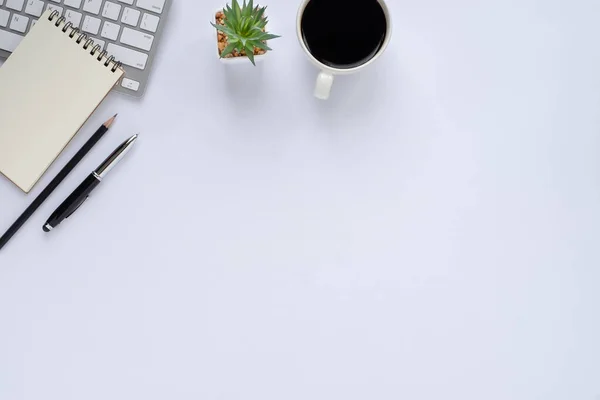 Ovansidan White Office Skrivbord Med Tangentbord Anteckningsbok Och Kaffekopp Med — Stockfoto