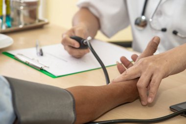 Doktor hastanede hastanın sağlığını teşhis