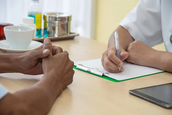 Der Arzt diagnostiziert die Gesundheit des Patienten im Krankenhaus — Stockfoto