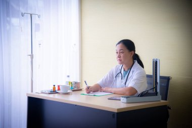 Tıbbi cihaz ile kapalı kadın doktor