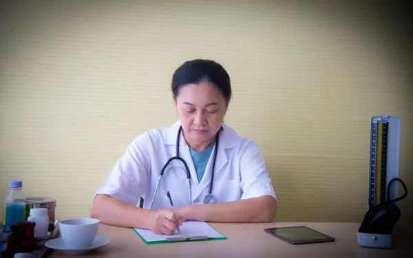 La doctora cerrada con uniforme blanco y médico devic — Foto de Stock