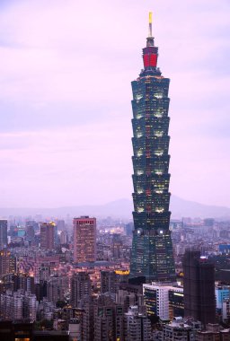 Taipei, Tayvan-15 Nisan 2019: Turistler elephant dağından Tayvan seyahat için güzel bir yer olan en yüksek bina ve ünlü manzara şehir manzarası nı geziye gitmek