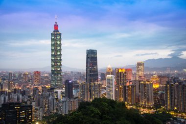 Taipei, Tayvan-15 Nisan 2019: Turistler elephant dağından Tayvan seyahat için güzel bir yer olan en yüksek bina ve ünlü manzara şehir manzarası nı geziye gitmek
