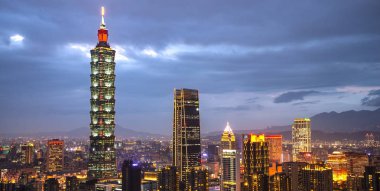 Taipei, Tayvan-15 Nisan 2019: Turistler elephant dağından Tayvan seyahat için güzel bir yer olan en yüksek bina ve ünlü manzara şehir manzarası nı geziye gitmek