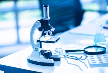 Kapatılan mikroskop, biyoloji, kimya, bilim adamları veya eğitim öğrencileri için tıbbi araştırma laboratuvarı