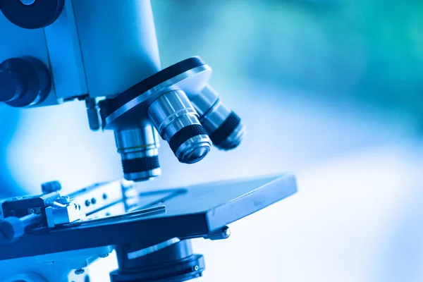 Kapatılan mikroskop, biyoloji, kimya, bilim adamları veya eğitim öğrencileri için tıbbi araştırma laboratuvarı