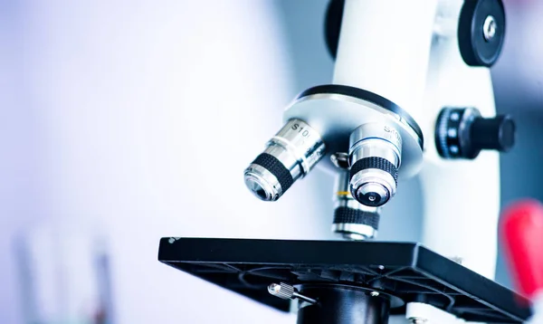 Мікроскоп Лен закритий наукове обладнання в області біології, хімії, лабораторії медичних досліджень для вчених або студентів в галузі освіти — стокове фото