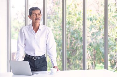 Ofiste toplantı odasında Asya İş yaşlı adam 