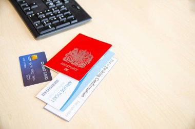 Seyahat konsepti, Seyahat aksesuarları yaz tatili veya pasaport, uçak bileti, otel rezervasyon onayı ve kredi kartı gibi uzun tatil dünya çapında seyahat için aksesuarlar