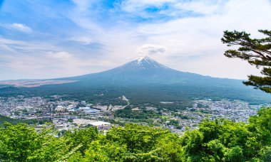 Yaz aylarında bulut ve mavi gökyüzü ile Güzel Fuji dağ, Japonya'da uzun bir tatil var turistlerin ünlü dönüm noktası ve cazibe yer, Kawaguchiko Gölü