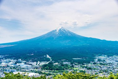 Yaz aylarında bulut ve mavi gökyüzü ile Güzel Fuji dağ, Japonya'da uzun bir tatil var turistlerin ünlü dönüm noktası ve cazibe yer, Kawaguchiko Gölü