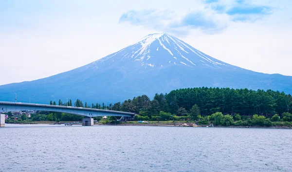 Prachtige Fuji-berg met wolk en blauwe lucht in de zomer, de beroemde bezienswaardigheid en attractie plaats van toeristen die een lange vakantie in Japan hebben, Lake Kawaguchiko — Stockfoto