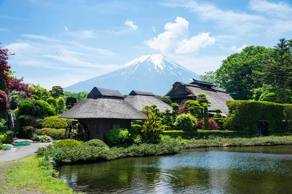 Oshino Hakkai eski Japon köyü, Japonya'da uzun bir tatil var turistlerin ünlü dönüm noktası ve cazibe yer de yaz aylarında bulut ve mavi gökyüzü ile Güzel Fuji dağ