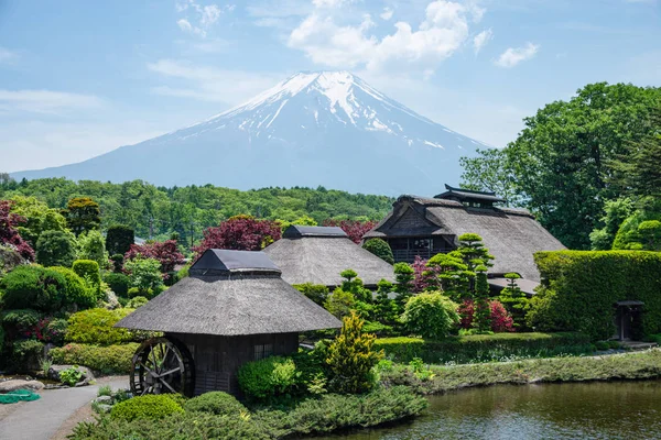 Oshino Hakkai eski Japon köyü, Japonya'da uzun bir tatil var turistlerin ünlü dönüm noktası ve cazibe yer de yaz aylarında bulut ve mavi gökyüzü ile Güzel Fuji dağ