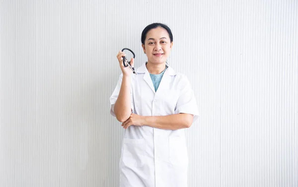 Zamknięty pewny siebie i uśmiechnięta kobieta lekarz z białym mundurze i stetoskop (urządzenie medyczne) na białym Filmografia w szpitalu lub kliniki, Asian kobieta lekarz w sukni lekarskiej, Business Healthcare — Zdjęcie stockowe