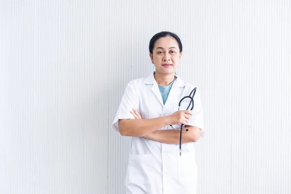 Zamknięty pewny siebie i uśmiechnięta kobieta lekarz z białym mundurze i stetoskop (urządzenie medyczne) na białym Filmografia w szpitalu lub kliniki, Asian kobieta lekarz w sukni lekarskiej, Business Healthcare — Zdjęcie stockowe