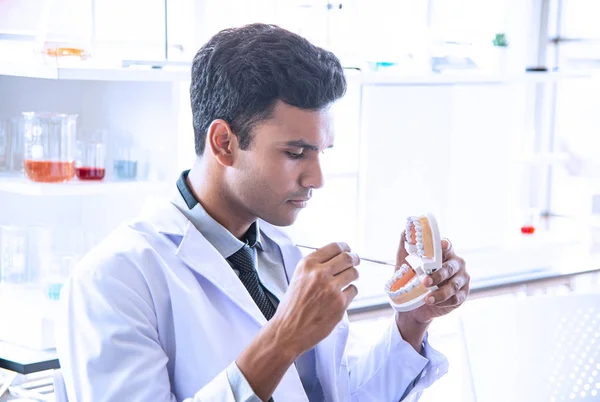 Asyalı insan bilim adamı, araştırmacı, teknisyen, diş hekimi veya öğrenci klinik, laboratuvar veya hastanede bilimsel, tıbbi ekipman veya cihaz kullanarak araştırma veya deney yaptı veya teşhis