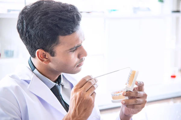 Asyalı insan bilim adamı, araştırmacı, teknisyen, diş hekimi veya öğrenci klinik, laboratuvar veya hastanede bilimsel, tıbbi ekipman veya cihaz kullanarak araştırma veya deney yaptı veya teşhis