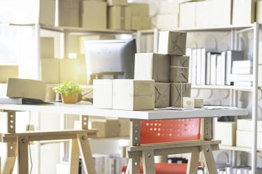 Online pazarlama veya Alışveriş online iş konsepti ve kutu ambalaj, Lojistik hizmeti ile müşteriye teslim için Parsel kutusu, Başarılı başlangıç Kobİ iş