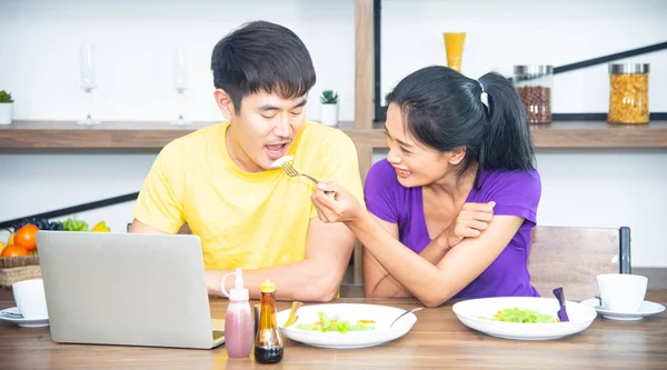 Familia feliz. Asiática encantadora pareja, hermosa mujer y guapo hombre están desayunando en la cocina —  Fotos de Stock