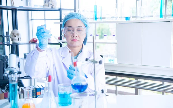 Asyalı kadın bilim adamı, araştırmacı, teknisyen veya öğrenci laboratuvarda araştırma yapmak
