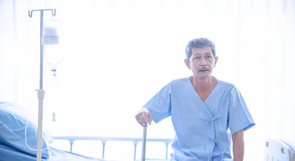 Больной или пожилой азиат в больнице или здравоохранении — стоковое фото