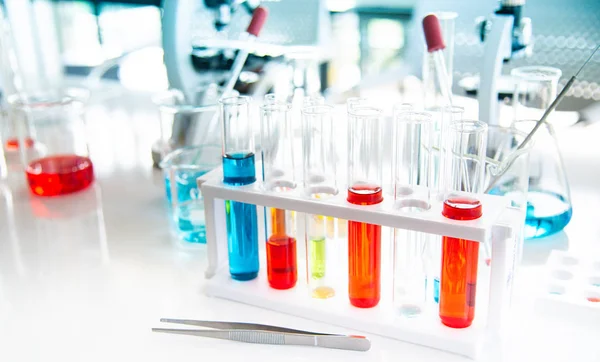 Förbereda laboratorieutrustning såsom glas, rör med blått och flytande på det vita bordet. Kemi experimentet i vetenskaplig forskning — Stockfoto