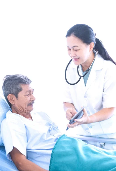 Asiatische Ärztin mit Notizblock lächelt, berät, spricht und diagnostiziert die alte Patientin, die im Krankenhausbett liegt — Stockfoto