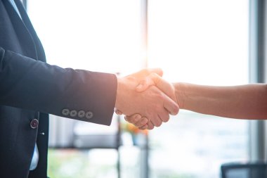 İş ortağı veya işbirliği kavramı. Toplantı bittikten sonra iş adamı ve kadın el sıkışırken kapatıldı. Başarılı iş görüşmeleri