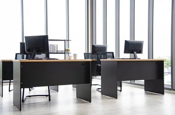 Masa, bilgisayar, monitör, insanlar olmadan oda etrafında büyük cam pencere ile Modern ofis iç tasarım