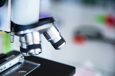 Kapatılan mikroskop, biyoloji, kimya, bilim adamları veya eğitim öğrencileri için tıbbi araştırma laboratuvarı