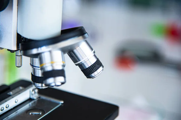 Microscópio len fechado é equipamento científico em biologia, química, laboratório de pesquisa médica para cientistas ou estudante na educação — Fotografia de Stock