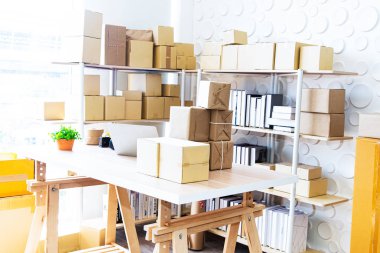 Online Business veya Sme Concept ile işe başlayın. Evde çalışıyorum. Online pazarlama veya Alışveriş online kutu ambalaj, lojistik servis ile müşteriye teslim için paket kutusu