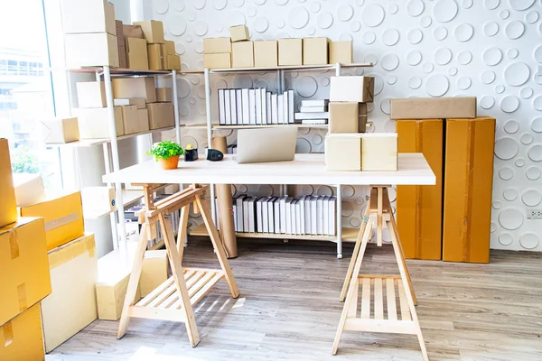 Online Business veya Sme Concept ile işe başlayın. Evde çalışıyorum. Online pazarlama veya Alışveriş online kutu ambalaj, lojistik servis ile müşteriye teslim için paket kutusu