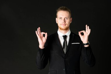 Zeki, yakışıklı, kendine güvenen ve başarılı siyah takım elbiseli bir iş adamının portresi..