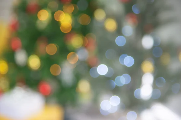 Süslü Noel ağacından kırmızı turuncu, mavi, beyaz, yeşil bokeh ile soyut renkli ışık arkaplanı