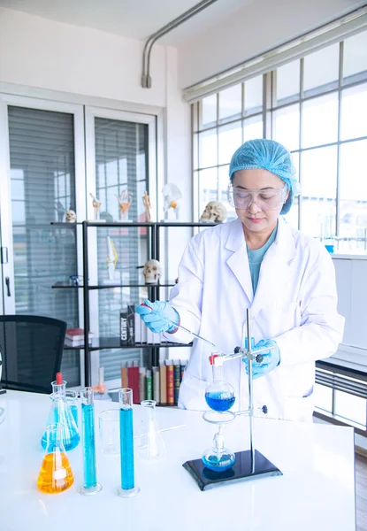 Asiatka vědec, vědec, vědec, technik, nebo student provádí výzkum nebo experiment pomocí vědeckého vybavení v lékařské, chemické nebo biologické laboratoři — Stock fotografie