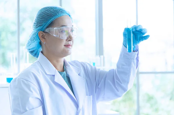 Asiatisk kvinnlig forskare, forskare, tekniker eller student som bedriver forskning eller experiment med hjälp av vetenskaplig utrustning i medicinska, kemiska eller biologiska laboratorium — Stockfoto