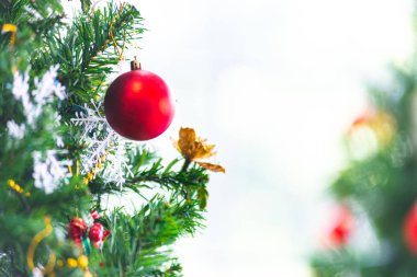 Noel ve yeni yıl tatili konsepti. Beyaz tuğla duvar ve bokeh üzerinde kurdele topları ve süsler ile yakın ve bulanık Noel ağacı süsleme