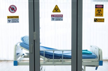 COVID-19, Corona Virüs salgını karantina ve salgın hastalık sağlık hizmetleri kavramı. Dikkat ve enfeksiyon tehlikesi COVID-19 Coronavirus salgını kontrol işareti hastanedeki karantina odasında.