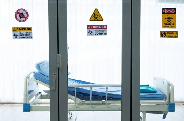 COVID-19, Corona Virüs salgını karantina ve salgın hastalık sağlık hizmetleri kavramı. Dikkat ve enfeksiyon tehlikesi COVID-19 Coronavirus salgını kontrol işareti hastanedeki karantina odasında.
