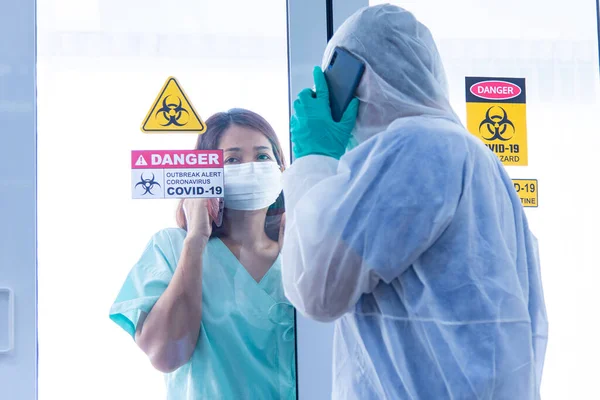 COVID-19, Corona Virüsü salgını karantina salgını yayılması ve sosyal uzaklık kavramı. Asyalı doktorlar PPE izleme cihazı takıyor ve depresyondaki CORONA veya COVID-19 hasta enfeksiyonunu teşvik ediyor