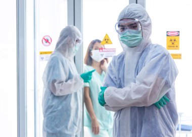 COVID-19, Corona Virüsü salgını karantina salgını yayılması ve sosyal uzaklık kavramı. Asyalı doktorlar PPE izleme cihazı takıyor ve depresyondaki CORONA veya COVID-19 hasta enfeksiyonunu teşvik ediyor