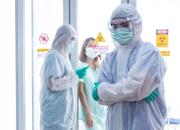COVID-19, Corona Virüsü salgını karantina salgını yayılması ve sosyal uzaklık kavramı. Asyalı doktorlar PPE izleme cihazı takıyor ve depresyondaki CORONA veya COVID-19 hasta enfeksiyonunu teşvik ediyor
