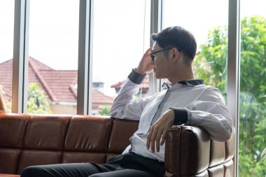 Finansal sorun kavramı. Genç ve zeki iş adamının mali durumu nakit akışı ve finansal hesaplar konusunda sıkıntılı ve endişeli.