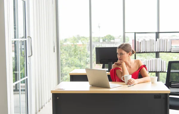 Geschäftsfrau Nutzt Notizbuch Für Online Meetings Und Arbeitet Modernen Büro — Stockfoto