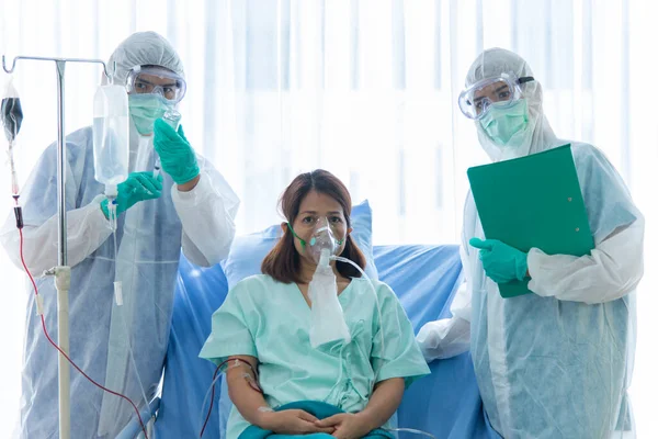 Medici Tuta Protettiva Stanno Monitorando Controllando Paziente Infetto Corona Visrus — Foto Stock