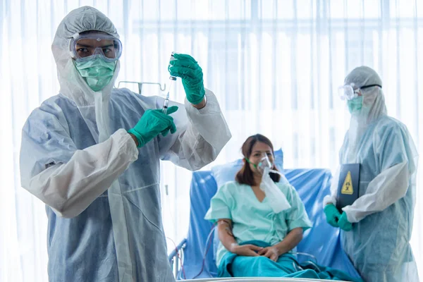 Blurrläkare Skyddsdräkt Övervakar Och Injicerar Patienten Som Infekterad Med Corona Stockbild