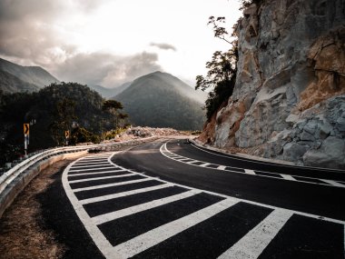 Gün batımında dağlarda yol