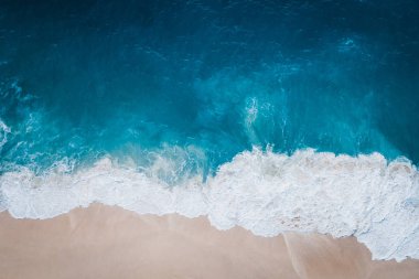 Vahşi plaj, üst görünüm, okyanus dalgaları